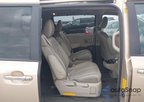 2011 Toyota Sienna Limited V6 z USA, uszkodzony, nr VIN 5TDYK3DC1BS115239